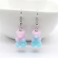 Dettaglio macro di orecchini a forma di orsetto in resina sfumata rosa e blu con ganci - Rosa Gradiente Blu