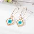 Boucles d'oreilles géométriques dorées avec fleurs séchées bleues en pendentif résine - Boucles d'oreilles géométriques à fleurs séchées bleues / Bleu
