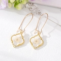 Boucles d'oreilles trèfle dorées avec de vraies fleurs séchées blanches en résine - Blanc