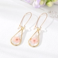 Orecchini a goccia in resina fatti a mano con fiori rosa secchi e foglia d'oro - Rosa