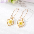 Boucles d'oreilles trèfle en or avec de vraies fleurs séchées jaunes et feuilles d'or - Boucles d'oreilles géométriques à fleurs séchées jaunes / Jaune