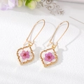 Boucles d'oreilles géométriques dorées avec de vraies fleurs séchées mauves et feuilles d'or - Boucles d'oreilles géométriques à fleurs séchées violettes / Violet