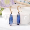 Boucles d'oreilles goutte en cristal bleu avec crochets dorés et zircons sur bois - Bleu royal