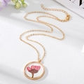 Collier tendance avec pendentif rond en cristal et fleurs séchées roses avec chaîne dorée - Style Orchidée Rose