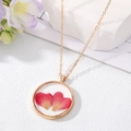 Collier doré tendance avec pendentif rond en fleurs séchées et pétales de cœur - Style Rose