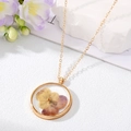 Collier doré rond à la mode avec pensées violettes séchées dans de la résine - Style Pensée