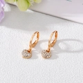 Glinsterende gouden hartvormige oorbellen met witte kristallen op stenen decor - Hart Huggie