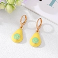 Schattige gouden fruitring oorbellen met gele avocado hangers en groene smiley gezichten - Peer (Avocado Vorm)