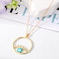 Collier doré avec un pendentif œil maléfique classique et détails de cils délicats - Mauvais Œil Vert et Blanc