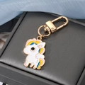 Dettaglio di un simpatico portachiavi a forma di unicorno con finitura in metallo dorato lucido - Unicorno dalla testa grande