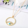 Collier œil de protection doré avec pendentif cils sur fond décoratif élégant - Mauvais Œil Blanc et Bleu