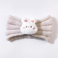 Detalle de diadema de punto beige para bebé con cabeza de conejo de peluche blanca - Beige