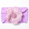Détail du bandeau bébé en maille violette avec une grande fleur rose en tissu - Violet