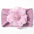 Detail eines Baby Stirnbandes mit großer rosa Chiffonblume und lila gestrickter Textur - Neues Taro Lila
