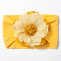 Détail d'un bandeau bébé en maille torsadée jaune avec une grande fleur en tissu multicouche - Jaune Terre