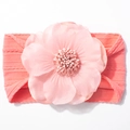 Detailaufnahme von rosa geripptem Baby-Stirnband mit filigraner, mehrlagiger Stoffblume - Altrosa