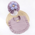 Dettaglio del turbante per neonati in mussola viola con fiore blu e set bavaglino - viola taro