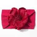 Détail du bandeau bébé bordeaux avec grande fleur en jacquard et texture en maille torsadée - Bordeaux