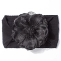 Détail d'un bandeau pour bébé avec une grande fleur noire en mousseline et tissu tricoté - Noir
