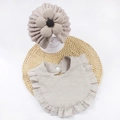 Dettaglio del set cappello jacquard e bavaglino neonato con fiore e bordi a balze - Grigio