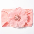Dettaglio fascia rosa neonato con grande fiore doppio in chiffon su fascia elastica in maglia - Rosa