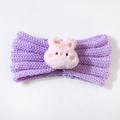 Detalle del tejido de diadema morada para bebé con adorno de conejito de peluche rosa - Morado