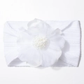 Dettaglio della fascia per neonata con un grande fiore in tessuto bianco e trama a coste - Bianco