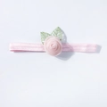 Roze elastische baby hoofdband met 3D mesh roos en groene bladeren op wit - Roze