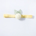 Elastische baby hoofdband met een witte mesh roos en groene bladeren op geel - Geel