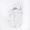 Detailansicht von weißem Baby-Stirnband und Socken-Set mit eleganten Schleifen - Weiß