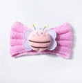 Detalle de la diadema de punto rosa para bebé con un suave personaje de abeja de peluche - Rosa