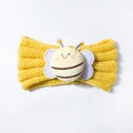 Detalle de la diadema de punto amarilla para bebé con un motivo de abeja de peluche 3D - Amarillo