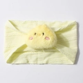 Détail du bandeau tricoté jaune pour bébé avec décoration de poussin en peluche mignon - Poulet / Poche zippée