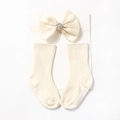 Detalle de calcetines y diadema para bebé crema con lazo de seda y strass de corazón - Beige