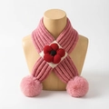 Dettaglio sciarpa neonato a maglia con fiore 3D e morbidi pompon rosa decorativi - 80cm / Rosa Antico