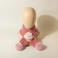 Dettaglio sciarpa neonato rosa in maglia con un simpatico maialino di peluche e pompon - Rosa Antico