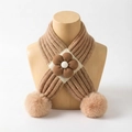 Détail d'une écharpe en tricot pour bébé camel avec fleur marron et pompons en fourrure - 80cm / Café