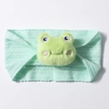 Détail d'un bandeau bébé vert menthe avec un petit crapaud en peluche et coton côtelé - Grenouille / Vert menthe