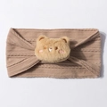 Gros plan d'un bandeau en maille kaki pour bébé avec un adorable ours en peluche brodé rose - Ours / Café Foncé