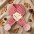 Dettaglio di sciarpa rosa in maglia per neonati con toppa a orsetto e pompon - 80cm / Rosa Antico