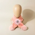 Détail d'une écharpe en maille rose avec fleur en tulle et pompons pour tout-petits - Bourgeon de Neige