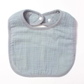 Détail du bavoir en mousseline de coton pour bébé avec bouton pression en bleu clair - Bleu Marine