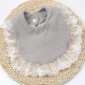 Detail von Baby-Lätzchen mit grauem Waffel-Baumwollstoff, weißer Spitze und Druckknopf - Grau