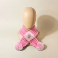 Dettaglio di sciarpa in maglia rosa per neonati con fiore in rete e pompon - Rosa