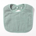 Détail d'un bavoir bébé en gaze de coton vert haricot avec bouton-pression blanc - Vert Haricot