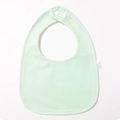 Detailaufnahme von mintgrünem Baby-Lätzchen mit Baumwolltextur, Druckknöpfen und Etikett - Dunkelgrün