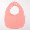 Makro-Detail von korallenrosa U-förmigem Babylatz mit Druckknöpfen und Doppelnaht-Verstärkung - Orange-Rosa