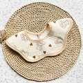 Dettaglio bavaglino in mussola di cotone per neonati con stampe di orsi e bottone a pressione - Orso Beige