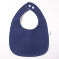 Detail eines dunkelblauen Baby-Lätzchens mit weißen Nähten und zwei Druckknöpfen - Marineblau