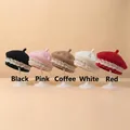 Vue détaillée de bérets tricotés pour bébé en cinq couleurs avec bordure en dentelle blanche - 5 Couleurs Mélangées